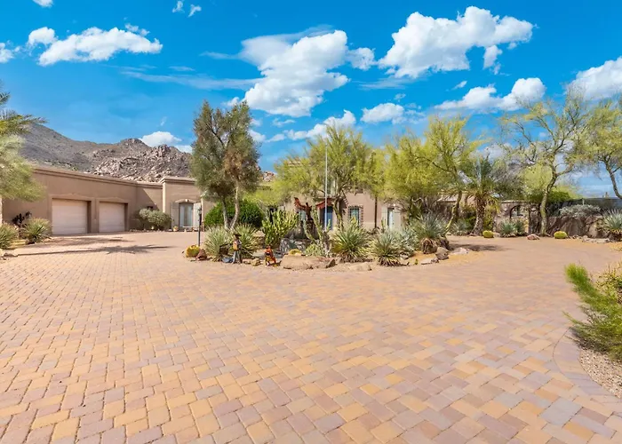 Luxury Estate With Pool Sport Court & Mtn Views *